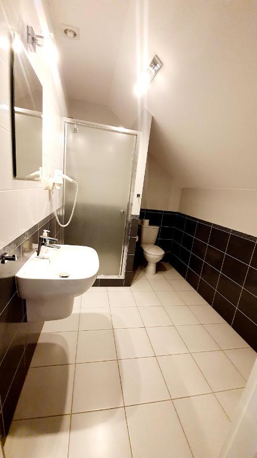 Pokój Trzyosobowy z prywatną łazienką poza pokojem
